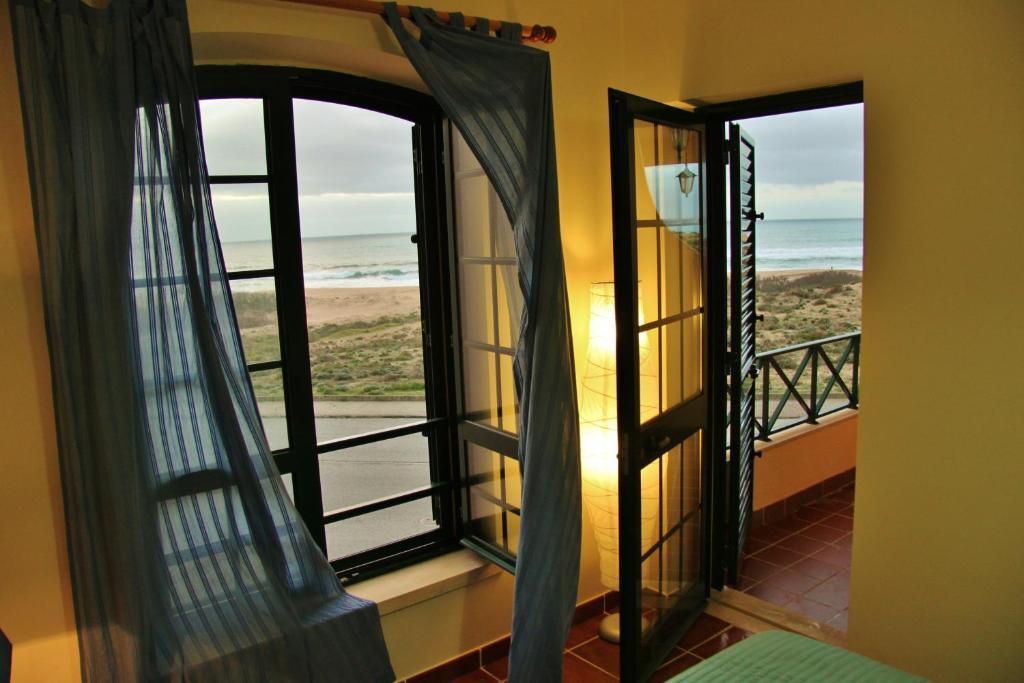 Supertubos Beach Hostel Атогиа-да-Балейя Экстерьер фото