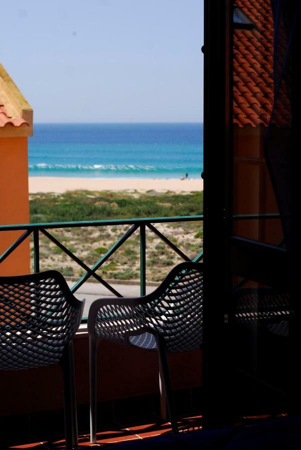 Supertubos Beach Hostel Атогиа-да-Балейя Экстерьер фото